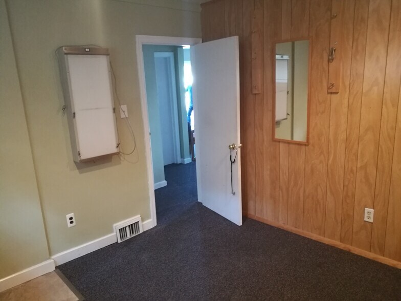 More Photos Of 1303 Veterans Hwy, Bristol Office For Sale