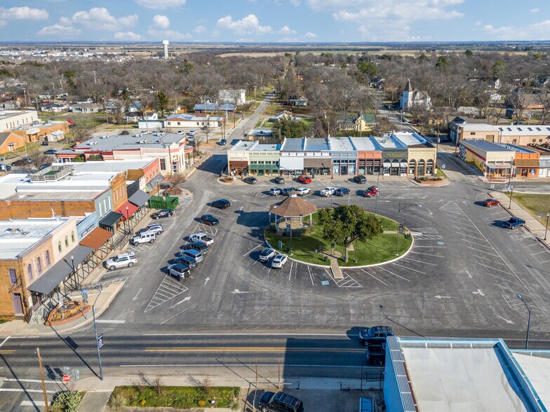 More Photos Of 106 W Main St, Pilot Point Storefront For Lease
