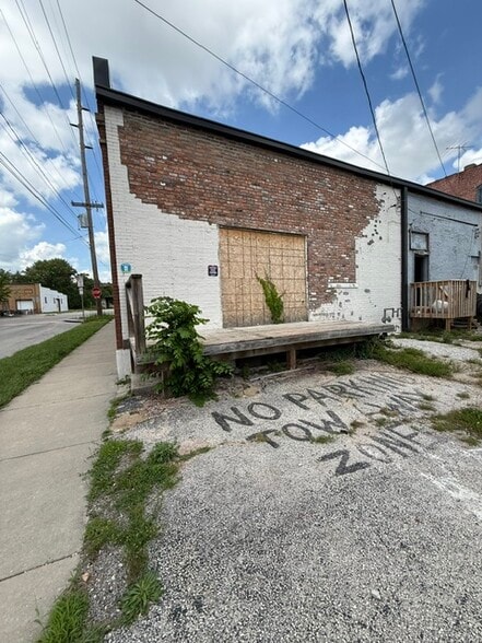 More Photos Of 430-436 W Commercial St, Springfield Storefront For Lease