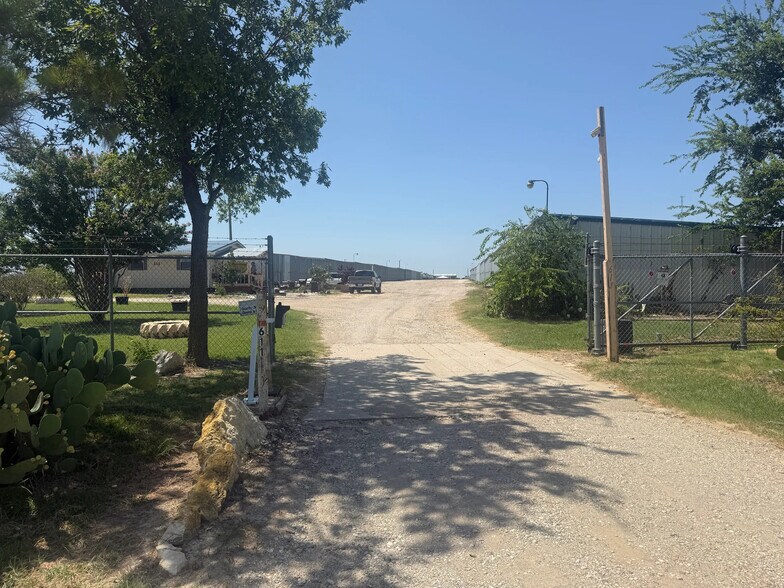 Primary Photo Of 611 FM 455 W, Sanger Specialty For Sale