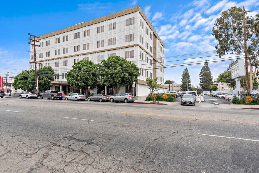 More Photos Of 15243 Vanowen St, Van Nuys Medical For Lease