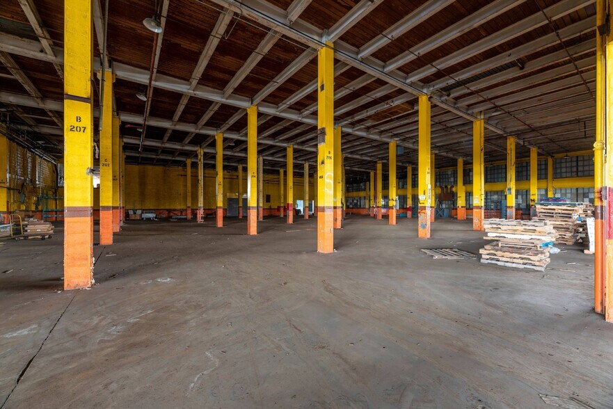 More Photos Of 246-250 E Fourth St, Mansfield Distribution For Lease