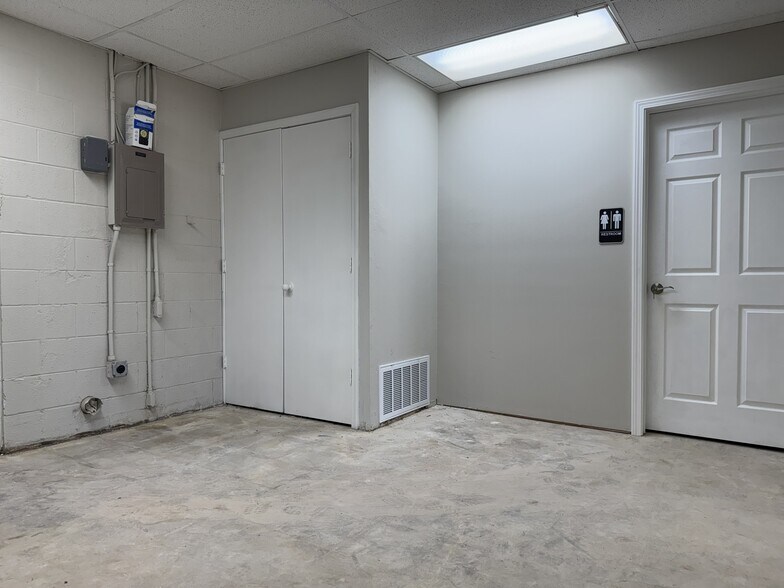 More Photos Of 2111-2113 W Main St, Norman Freestanding For Lease