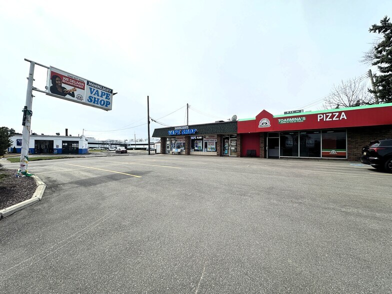 More Photos Of 31779-31799 Middlebelt Rd, Farmington Hills Restaurant For Lease