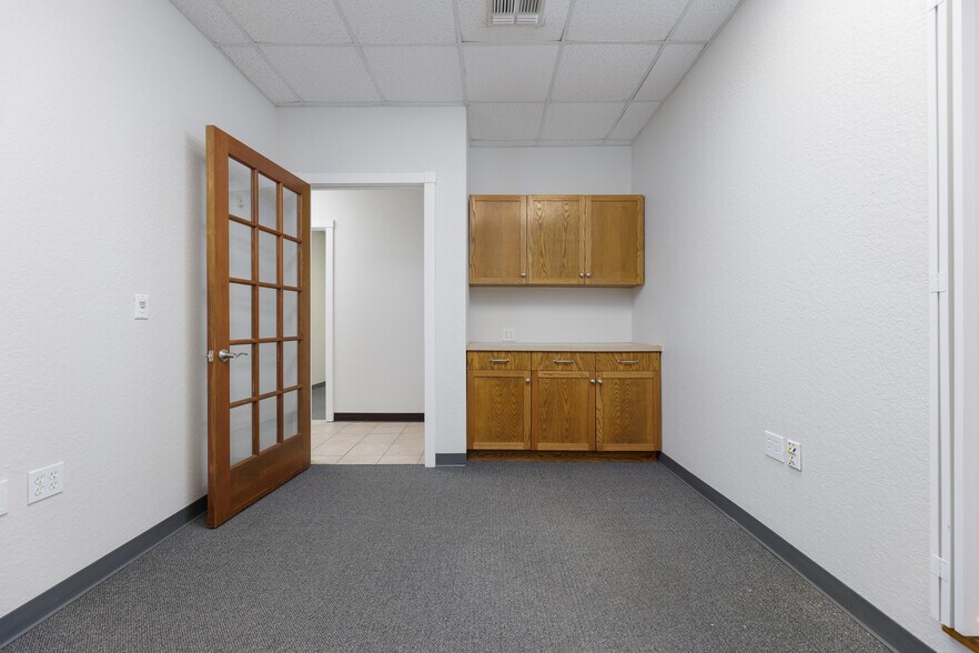 More Photos Of 12150 Valliant St, San Antonio Light Manufacturing For Lease