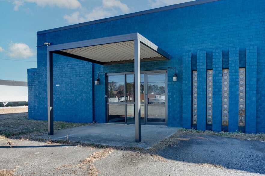 More Photos Of 1008 Baker Rd, High Point Warehouse For Lease