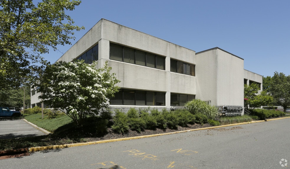 More Photos Of 215 Gordons Corner Rd, Manalapan Township Office For Lease