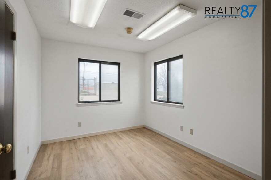 More Photos Of 1620 W Post Rd SW, Cedar Rapids Warehouse For Sale