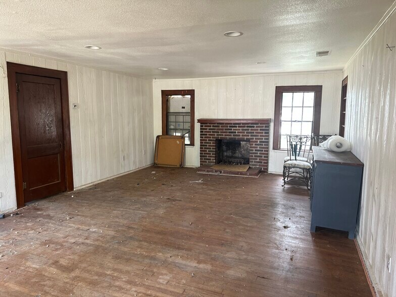 More Photos Of 208 N Stewart St, Azle Office For Sale
