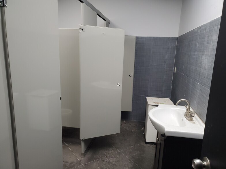 More Photos Of 163 Imlay St, Brooklyn Warehouse For Lease