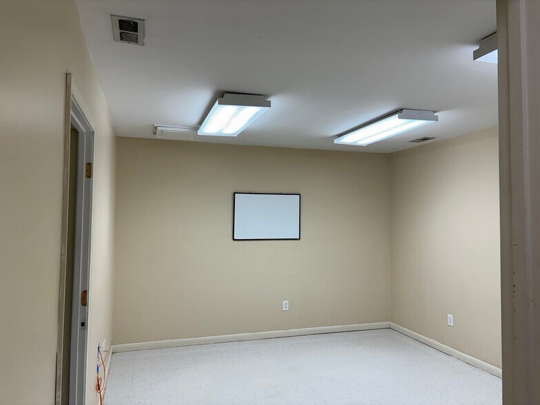 More Photos Of 529 Main St, North Wilkesboro Office For Sale