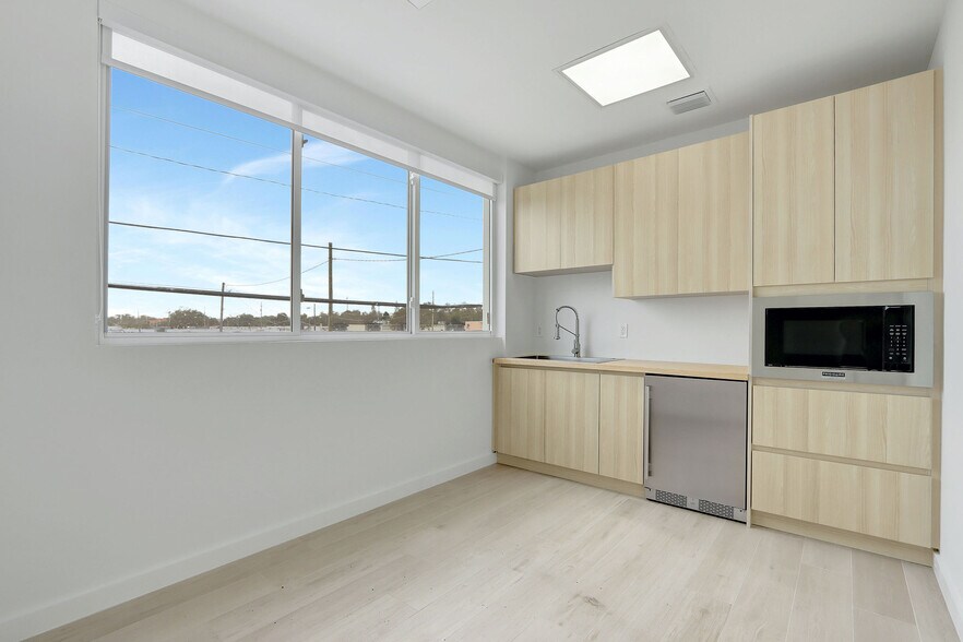 More Photos Of 235 NE 67th St, Miami Warehouse For Sale
