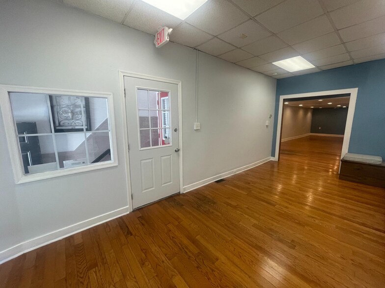 More Photos Of 107 N 6th St, Camden Office Residential For Lease