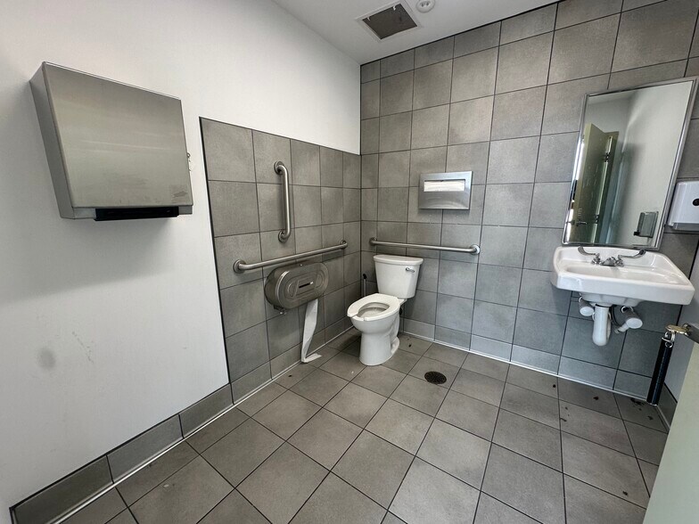 More Photos Of 1329 S Jackson St, Jacksonville Drugstore For Lease