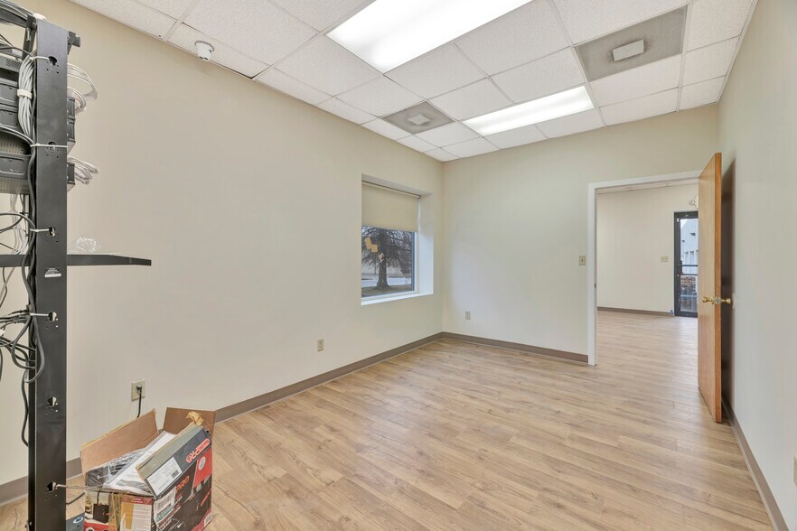 More Photos Of 4 Lewis Cir, Wilmington Warehouse For Lease