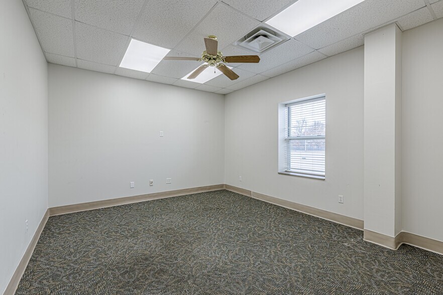 More Photos Of 1715 W Commerce Dr, Marshall Service For Sale