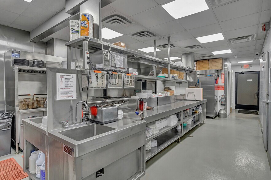 More Photos Of 53 N Howard Ave, Croswell Bar For Sale