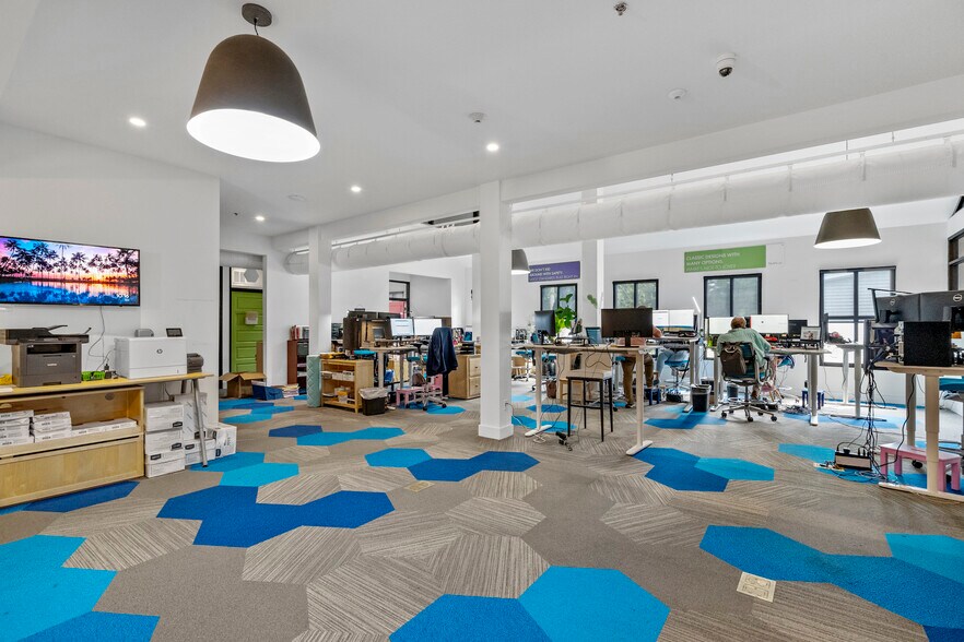 More Photos Of 816 Johnnie Dodds Blvd, Mount Pleasant Office For Lease