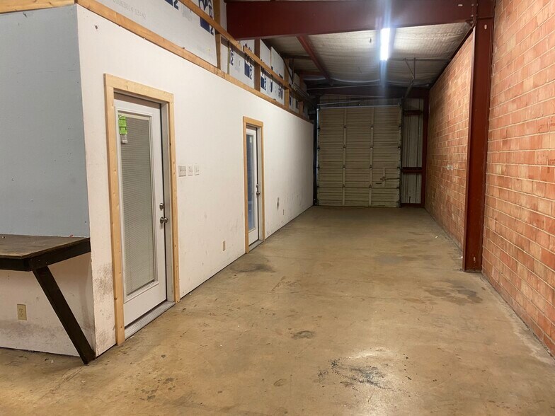 More Photos Of 8446 Gault Ln, San Antonio Light Distribution For Lease