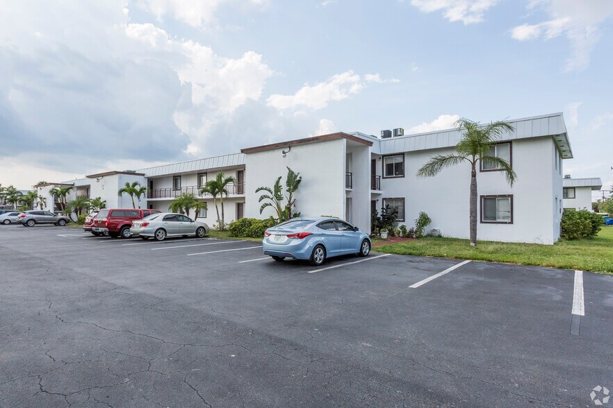 More Photos Of 8372 Beacon Blvd, Fort Myers Apartments For Sale