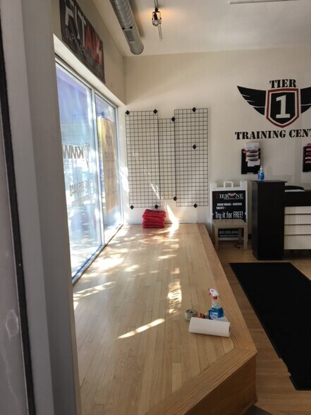 More Photos Of 1017 Davis St, Evanston Storefront For Lease