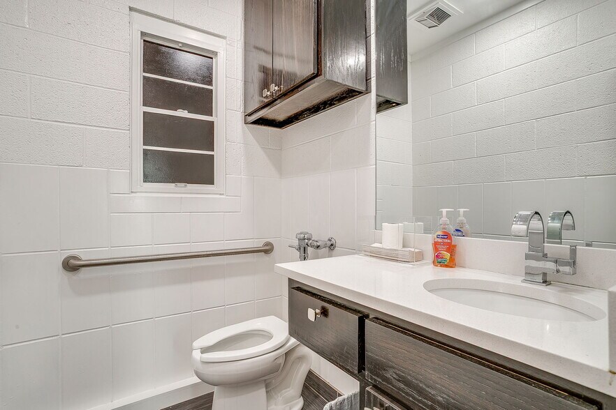 More Photos Of 1413 Rio Grande Ave, Fort Worth Office For Lease