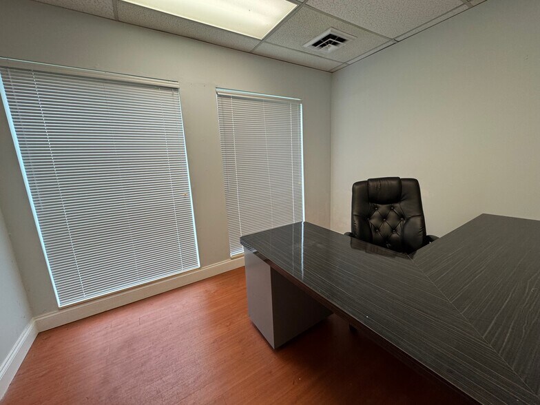 More Photos Of 14378-14390 Woodlake Dr, Town and Country Office For Sale