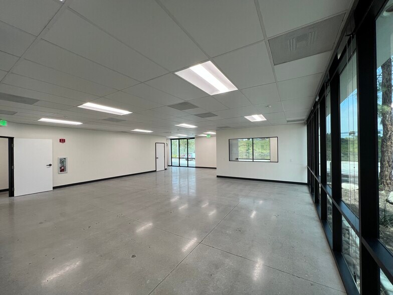 More Photos Of 7098 Miratech Dr, San Diego Research And Development For Lease