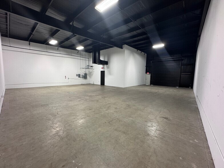 More Photos Of 3511 N Loop 336 E, Conroe Warehouse For Lease