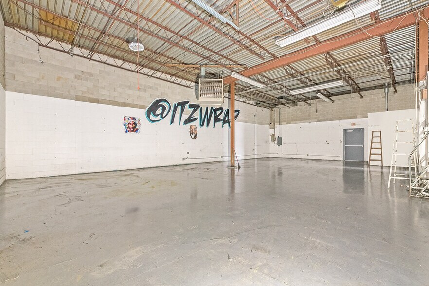 More Photos Of 4700 W 137th St, Crestwood Warehouse For Lease