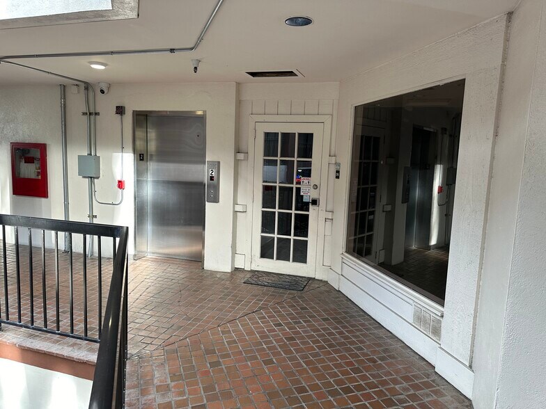More Photos Of 438-444 Hobron Ln, Honolulu Office For Lease