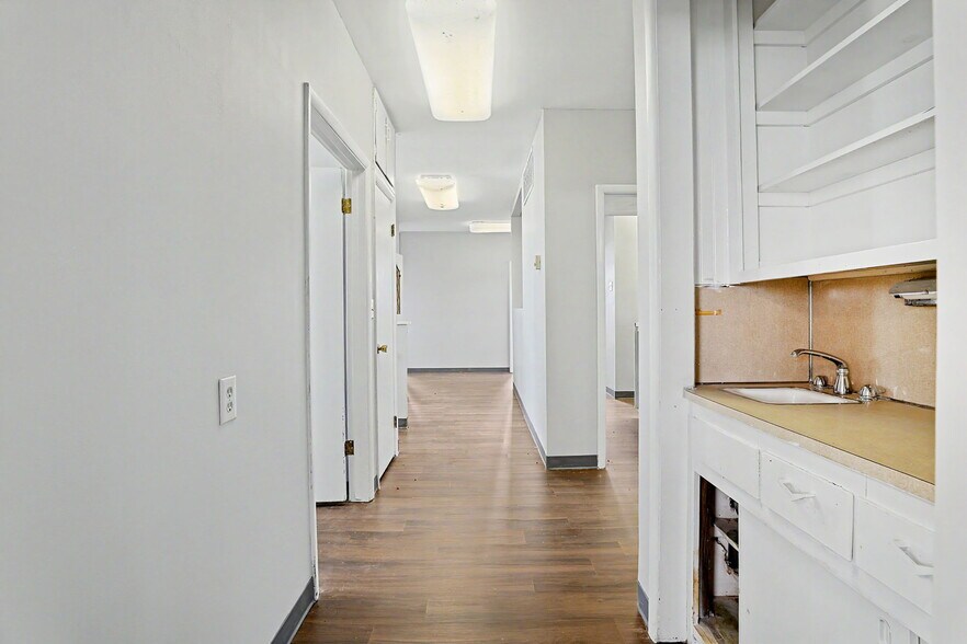 More Photos Of 1601 N State St, Augusta Office For Sale
