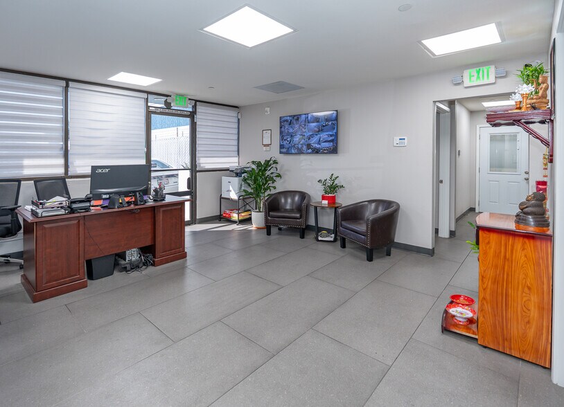 More Photos Of 5921-5923 Lakeshore Dr, Cypress Warehouse For Sale