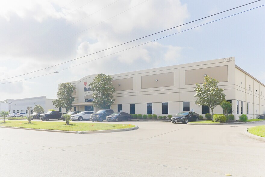 More Photos Of 9933 Regal Row, Houston Warehouse For Lease
