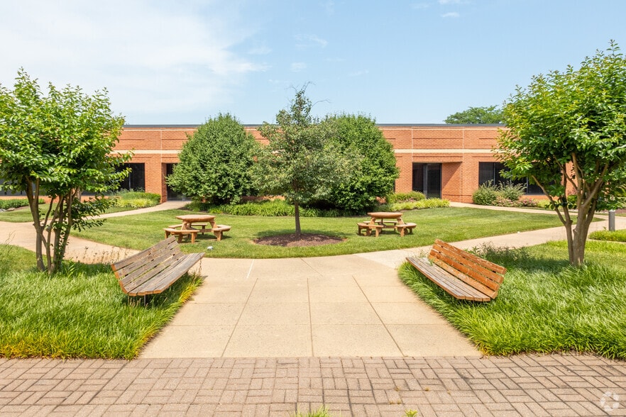 More Photos Of 46010 Manekin Plz, Dulles Town Center Office For Lease