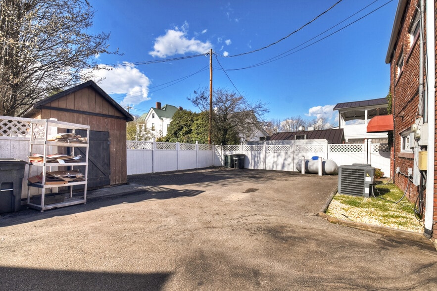 More Photos Of 240 W Main St, Blue Ridge Office For Sale