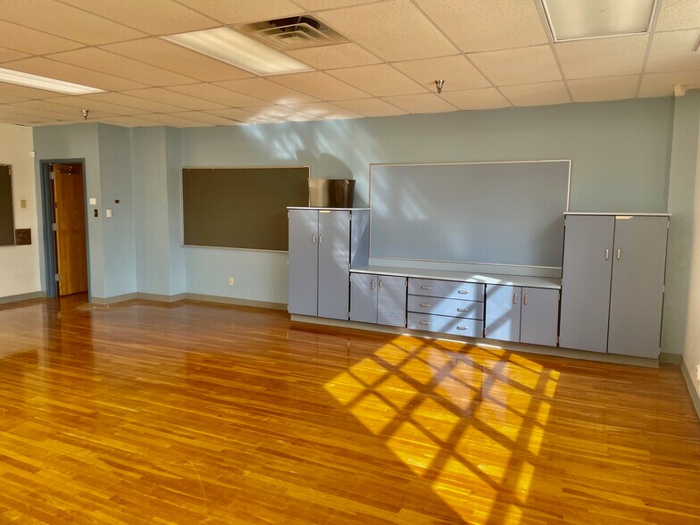 More Photos Of 216 E College St, Seguin Flex For Sale