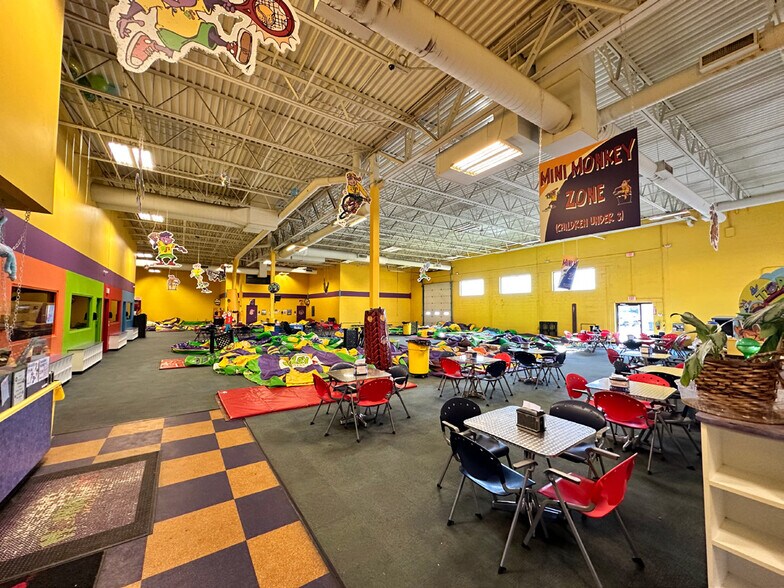 More Photos Of 4235-4237 Green Bay Rd, Kenosha General Retail For Sale