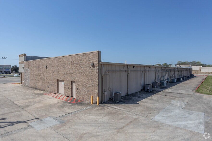 More Photos Of 1591 E Hwy 6, Alvin Storefront For Sale