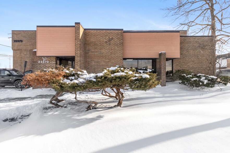 More Photos Of 23370 Commerce Dr, Farmington Hills Light Manufacturing For Lease