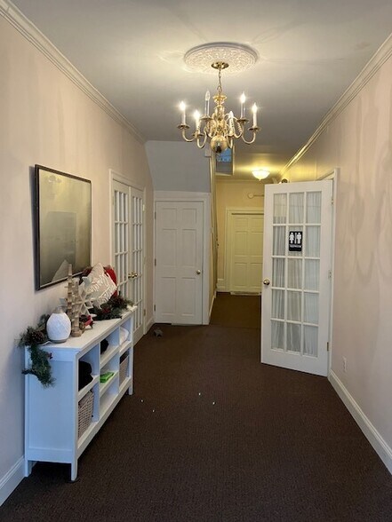 More Photos Of 56 Main St, Southampton Office For Lease