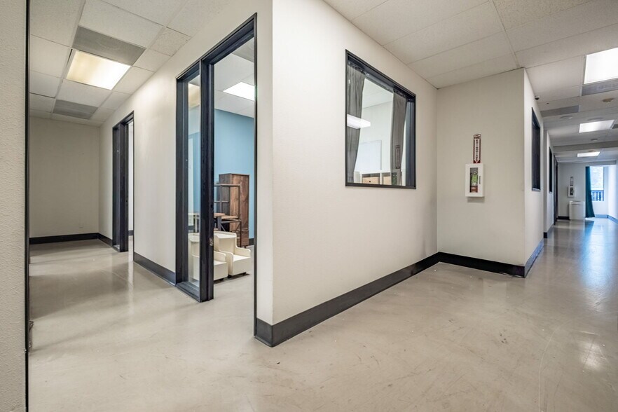 More Photos Of 550 N Golden Circle Dr, Santa Ana Office For Lease