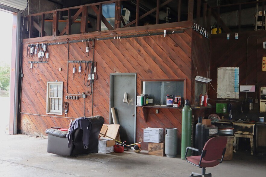 More Photos Of 1530 Parker Ln, Enterprise Warehouse For Lease