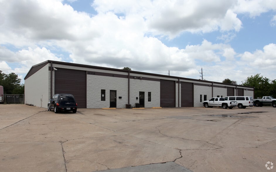 More Photos Of 11303-11311 Jones Rd W, Houston Unknown For Lease