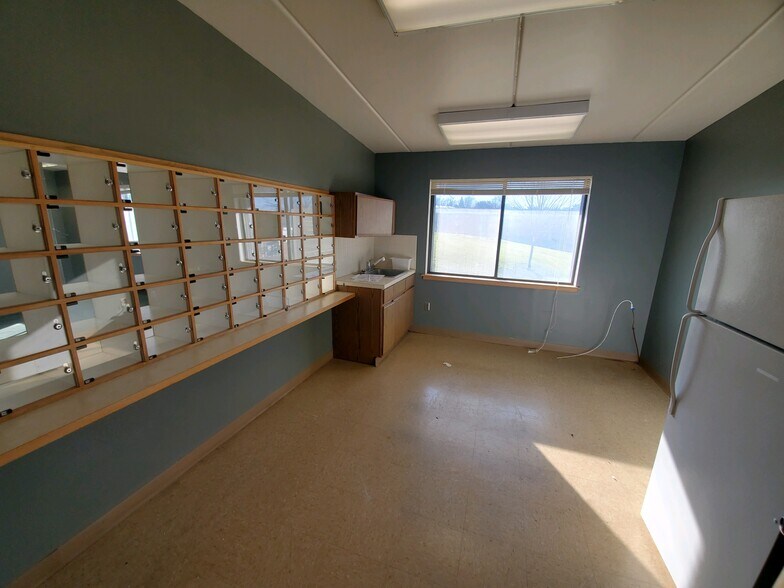 More Photos Of 2690 Fleur Dr, Des Moines Office For Lease