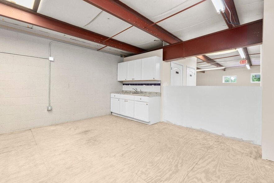 More Photos Of 4900-4910 Quality Dr, Fredericksburg Warehouse For Lease