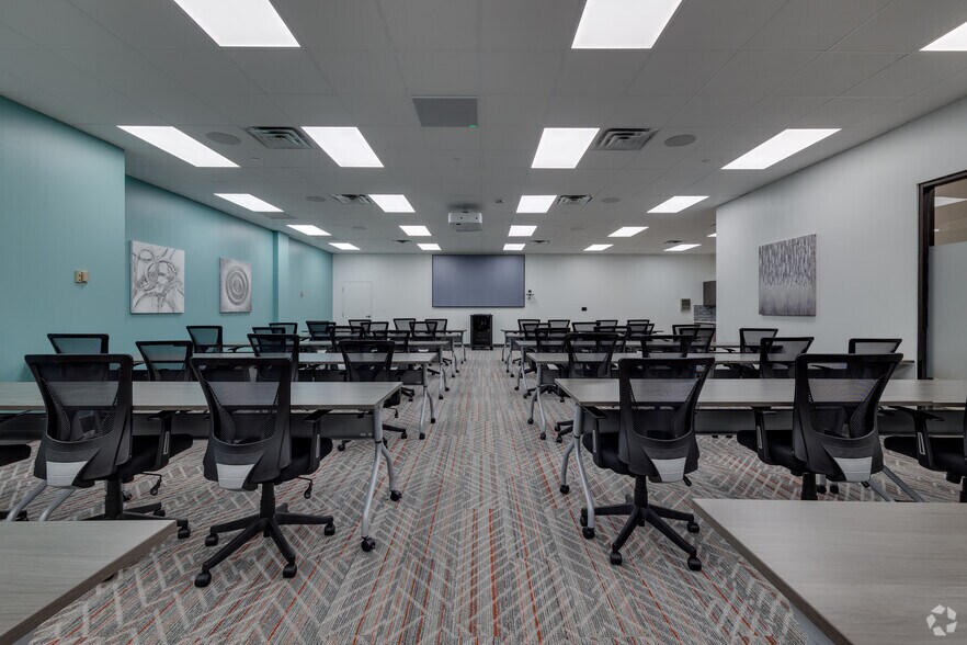 More Photos Of 3030 NW Expressway, Oklahoma City Office Residential For Lease