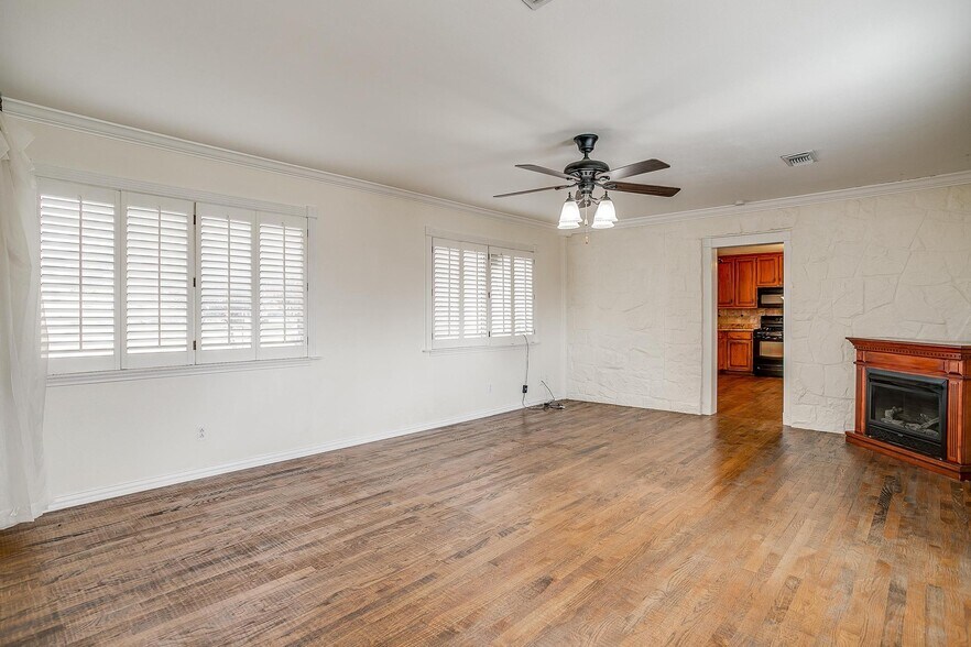 More Photos Of 113 N Tarrant St, Crowley Office For Sale