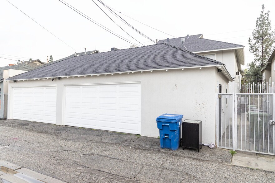 More Photos Of 16011 Victory Blvd, Van Nuys Apartments For Sale