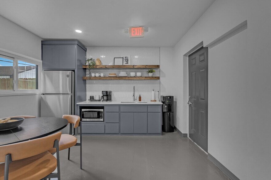 More Photos Of 836 N 1st St, Broken Arrow Coworking Space